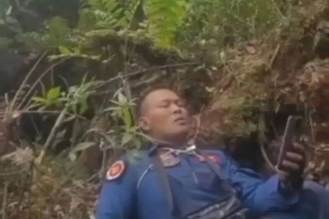 Viral video penumpang helikopter rombongan Kapolda Jambi usai mendarat darurat. (Instagram @jokersupriadi)