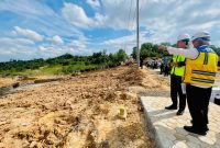 Presiden Jokowi dan Menteri PUPR Basuki Hadimuljono saat meninjau Jalan Tol Ibu Kota Nusantara (IKN), Segmen 3B, Ruas KKT Kariangau – Sp. Tempadung, Kota Balikpapan, Rabu (22/02/2022). (Foto: BPMI Setpres)