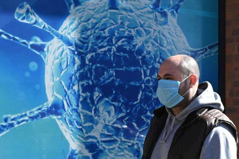 Ilustrasi Penggunaan masker menghindari virus (foto: AFP/Oli Scarff)
