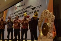 Ketua Bawaslu Rahmat Bagja (kanan) bersama Anggota Bawaslu Totok Hariyono meresmikan Rakornas Kelembagaan Dalam Mengawal Tahapan Penyelenggaraan Pemilu Tahun 2024 di Batam, Minggu (12/2/2023)