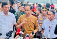 Presiden Jokowi memberikan keterangan pers usai menyaksikan F! Powerboat, di Danau Toba, Sumut, Minggu (26/02/2023). (Foto: BPMI Setpres)