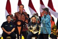 Presiden Jokowi didampingi Menteri BUMN Erick Thohir dan Seskab Pramono Anung berdialog dengan Saifudin, salah satu perwakilan penerima SK, di Wisata Hutan Bambu, Kota Balikpapan, Kaltim, Rabu (22/02/2023). (Foto: Humas Setkab)