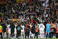 Para pemain Real Madrid ucapkan salah hormat kepada pendukungnya yang datang ke Stadion Anfield usai kemenangan telak 5-2 atas tuan rumah Liverpool, Rabu (22/2/2023). (Foto: @realmadrid)
