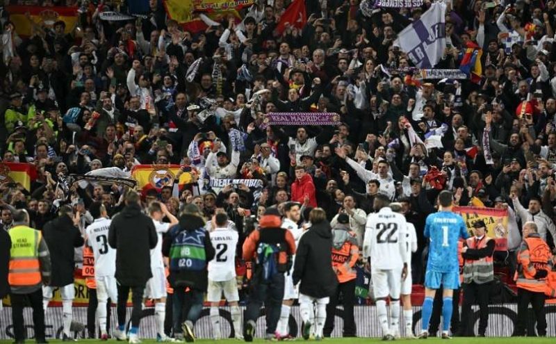 Para pemain Real Madrid ucapkan salah hormat kepada pendukungnya yang datang ke Stadion Anfield usai kemenangan telak 5-2 atas tuan rumah Liverpool, Rabu (22/2/2023). (Foto: @realmadrid)