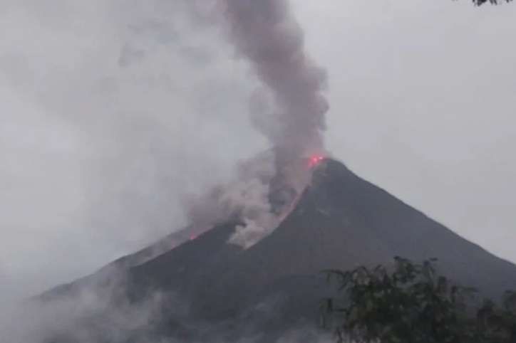 Pusat Vulkanologi dan Mitigasi Bencana Geologi (PVMBG), Badan Geologi Kementerian ESDM menaikkan status Gunung Karangetang di Kabupaten Kepulauan Sitaro, Sulawesi Utara dari waspada (level II) menjadi siaga (level III). (Foto: Dokumentasi PVMBG)