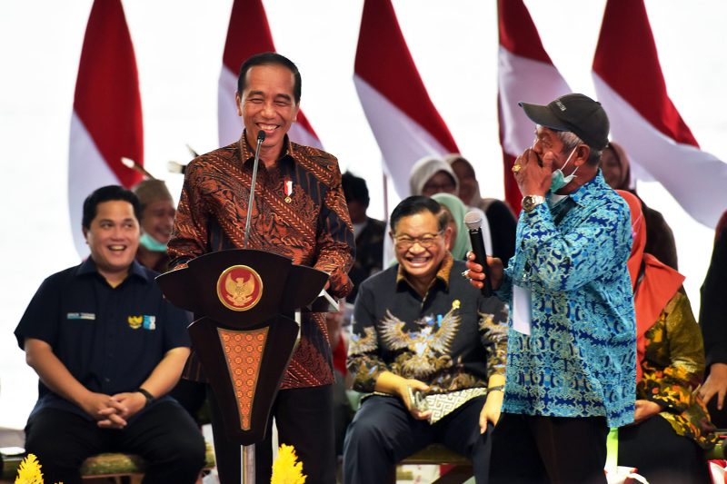 Presiden Jokowi didampingi Menteri BUMN Erick Thohir dan Seskab Pramono Anung berdialog dengan Saifudin, salah satu perwakilan penerima SK, di Wisata Hutan Bambu, Kota Balikpapan, Kaltim, Rabu (22/02/2023). (Foto: Humas Setkab)