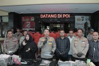 Kapolresta Malang Kota, Kombes Pol Budi Hermanto (tengah) saat saat menggelar konferensi pers penetapan tersangka pengerusakan kantor Arema FC, di Polresta Malang Kota, Selasa (31/1/2023)