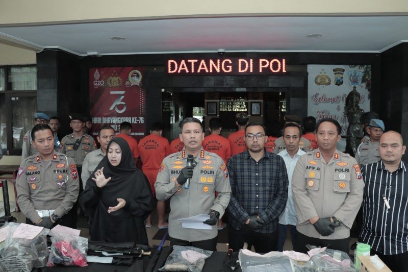 Kapolresta Malang Kota, Kombes Pol Budi Hermanto (tengah) saat saat menggelar konferensi pers penetapan tersangka pengerusakan kantor Arema FC, di Polresta Malang Kota, Selasa (31/1/2023)