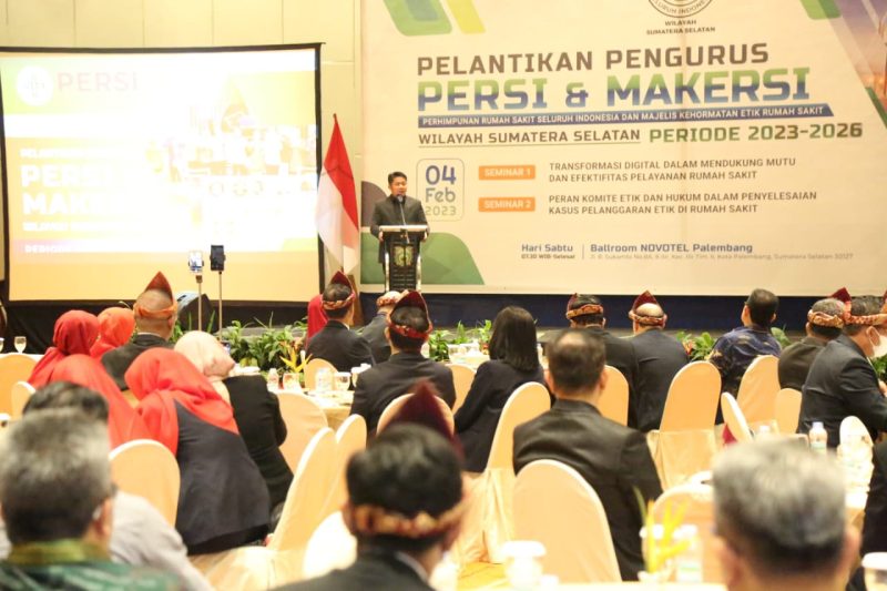 Gubernur Sumsel H Herman Deru saat sambutan pada Pelantikan Pengurus Perhimpunan Rumah Sakit Seluruh Indonesia (Persi) dan Majelis Kehormatan Etik Rumah Sakit (Makersi) Sumsel periode 2023-2026 di Hotel Novotel Palembang, Sabtu (4/2)
