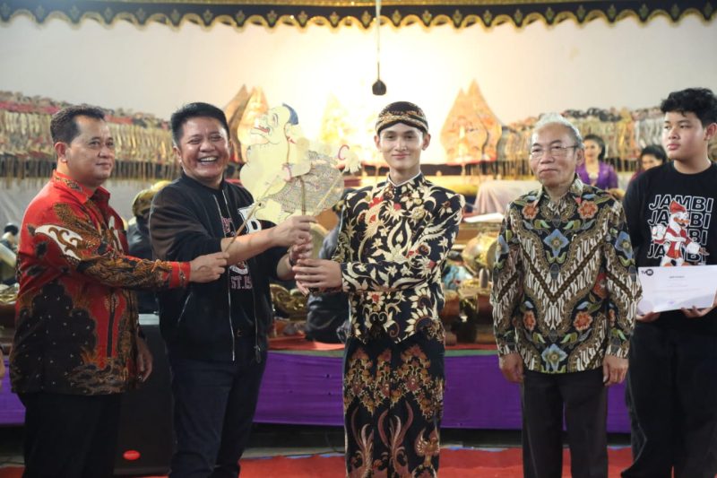 Gubernur Sumsel H Herman Deru menghadiri pagelaran wayang kulit dalam rangka HUT Banyuasin ke 21 tahun dan HUT TVRI S ke 49 tahun, Sabtu (4/2) malam di Kota Terpadu Mandiri (KTM) Telang Kecamatan Tanjung Lago Banyuasin