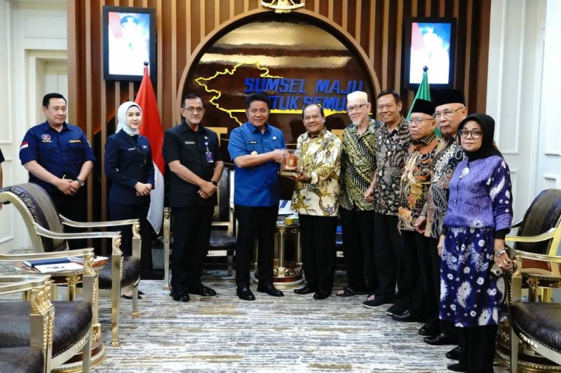 Gubernur Sumsel Herman Deru ketika menerima anjangsana Pengurus Forum Sahabat Lama Sumsel di ruang tamu Gubernur Sumsel, Kamis (16/2/2023)