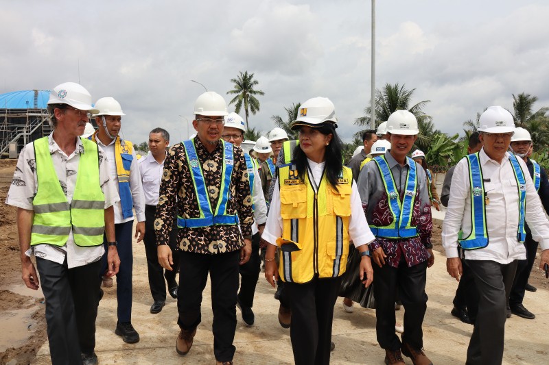 Walikota Palembang H Harnojoyo bersama Wakil Gubernur H Mawardi Yahya dan Dirut PDAM Andi Wijaya mengunjungi IPAL Sei Selayur, Kalidoni, Palembang, Kamis [2/2/2023]. 