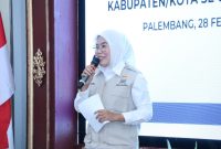 Wakil Walikota Palembang Fitrianti Agustinda saat mendampingi kunjungan kerja Wamenaker RI Afriansyah Noor dalam rapat koordinasi tenaga kerja menekan tingkat pengangguran  di rumah dinas Walikota, Selasa [28/02/2023].