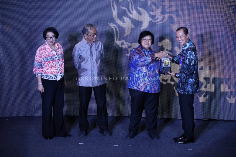 Penyerahan Adipura kategori diberikan langsung Menteri Lingkungan Hidup dan Kebersihan [LHK] ke pada Walikota Palembang, H Harnojoyo di Kementerian Lingkungan Hidup dan Kehutanan [KLHK] Jakarta, Selasa [28/2/2023].