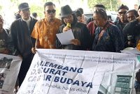 Ratusan budayawan dan seniman yang tergabung dalam Aliansi Masyarakat Peduli Cagar Budaya [AMPCB] Palembang menggelar aksi damai di halaman Gedung DPRD Kota Palembang, Jumat [17/02/2023].