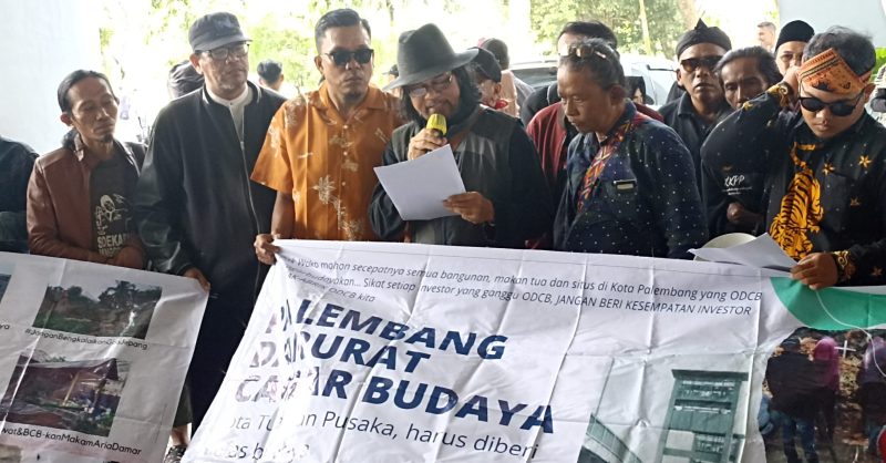 Ratusan budayawan dan seniman yang tergabung dalam Aliansi Masyarakat Peduli Cagar Budaya [AMPCB] Palembang menggelar aksi damai di halaman Gedung DPRD Kota Palembang, Jumat [17/02/2023].