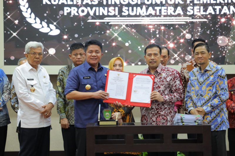 Penyerahan Penghargaan Predikat Kepatuhan Standar Pelayanan Publik Tahun 2022 Tingkat Provinsi Sumsel di Auditorium Bina Praja Pemprov Sumsel, Rabu (1/2/2023)