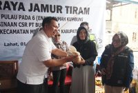 Ibu rumah tangga di Desa Sirah Pulau, Kecamatan Merapi Timur, Kabupaten Lahat, binaan CSR PT Bukit Asam Tbk saat panen raya jamur tiram, Rabu (1/2/2023)