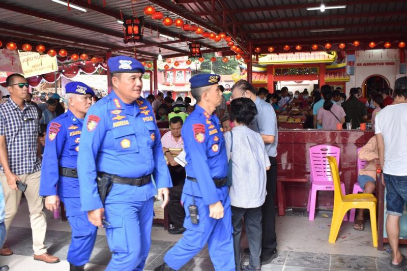 Direktur Polairud Polda Sumsel Kombes Pol Andreas Kusmaedi didampingi Wadir Polairud AKBP Zahrul Bawadi dan PJU Polairud Polda Sumsel saat mengecek pengamanan malam puncak Cap Go Meh di Pulau Kemaro