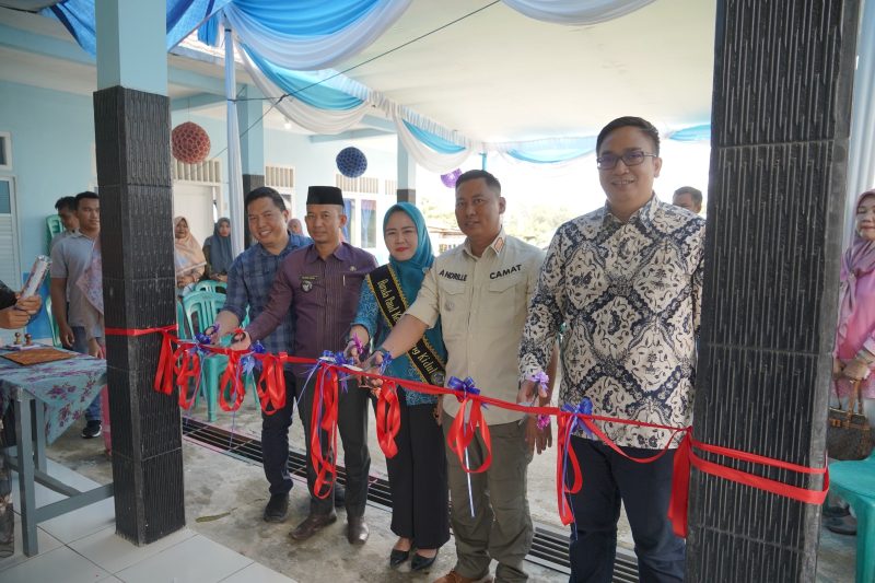 VP Sustainability PTBA Hartono  PAUD Al-Dzikra saat serah terima bantuan CSR PTBA Kepala Sekolah PAUD Al-Dzikra, Pengurus Posyandu, dan Pengurus Balai Pertemuan dengan disaksikan Kepala Desa Keban Agung, Jumat (3/2/2023)