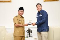 Kepala Perwakilan SKK Migas Sumbagsel, Anggono Mahendrawan saat memberikan cinderamata kepada Pj Bupati Muba Apriyadi Mahmud