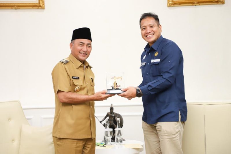 Kepala Perwakilan SKK Migas Sumbagsel, Anggono Mahendrawan saat memberikan cinderamata kepada Pj Bupati Muba Apriyadi Mahmud