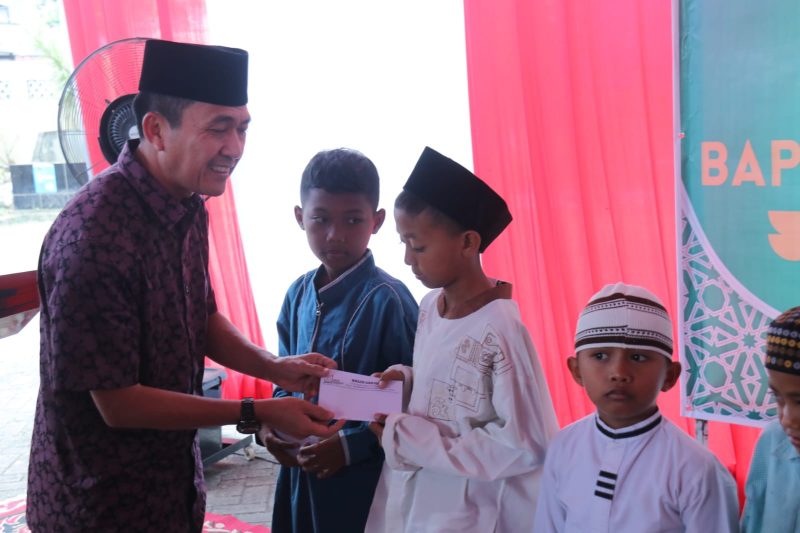 Sekda Kota Palembang, Ratu Dewa saat menyalurkan bantuan bantuan 2 unit mobil ambulans hibah dari Almarhum Eka Rasja Putra Sa'id kepada Masjid Darussaid Kota Palembang, Jumat (10/02/2023)