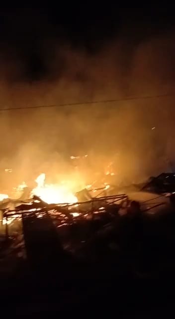Kebakaran hebat hanguskan rumah warga Ibul Besar III Kecamatan Pemulutan Kabupaten Ogan Ilir Provinsi Sumsel, Sabtu(11/2/2023) dini hari sekira pukul 00.30 wib.
