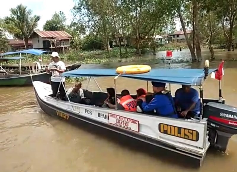 'Ambulance Apung Dulur Kito', guna mengevakuasi salah satu warga Lansia yang sakit ke RS Boom Baru, Senin (13/2/2023)