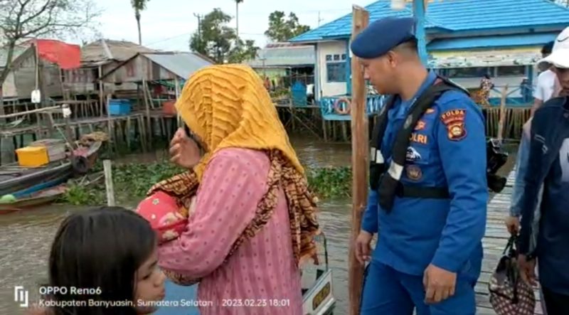 Ambulans Apung Ditpolairud Polda Sumsel membantu bayi dievakuasi ke RS Muhammadiyah Palembang