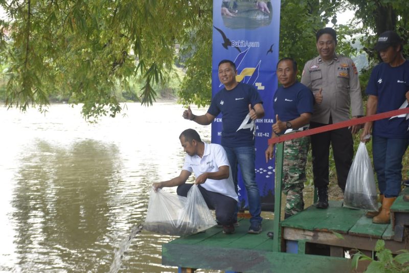 Penebaran benih ikan di Sungai Enim yang dipusatkan di Taman Love Tanjung Enim, Kecamatan Lawang Kidul, Kabupaten Muara Enim, Jumat (24/2/2023)