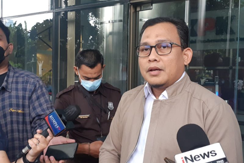 Kabag Pemberitaan KPK Ali Fikri saat memberikan keterangan kepada wartawan di Gedung Merah Putih KPK, Selasa (7/2/2023)