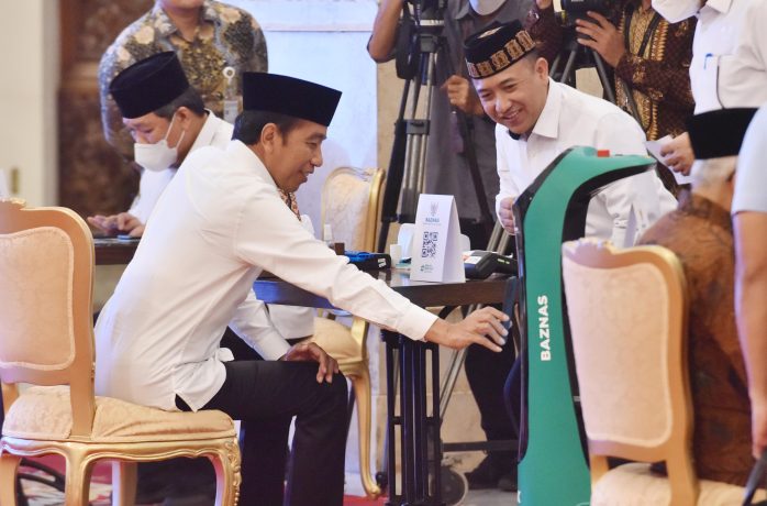 Presiden Jokowi menyerahkan zakat melalui BAZNAS, Selasa (28/03/2023), di Istana Negara, Jakarta. (Foto: Humas Setkab)