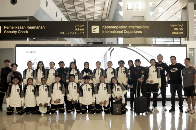 Timnas wanita U-20 Indonesia saat akan bertolak ke Vietnam