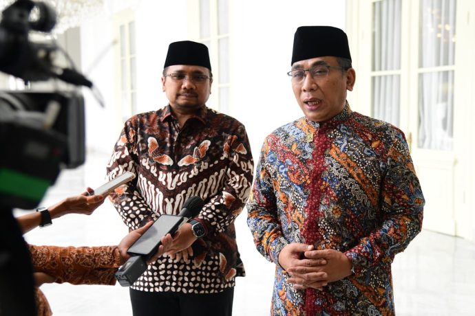 Ketua Umum PBNU Yahya Cholil Staquf didampingi Menteri Agama Yaqut Cholil Qoumas memberikan keterangan pers usai bertemu dengan Presiden Jokowi di Istana Merdeka, Jakarta, Jumat (24/03/2023). (Foto: BPMI Setpres)