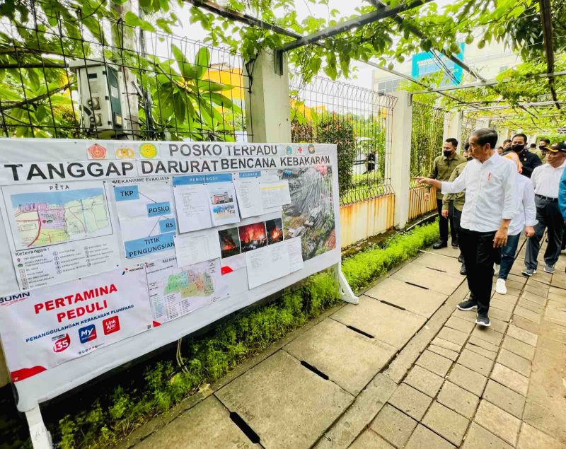 Presiden Jokowi meninjau posko pengungsian kebakaran TBBM Pertamina Plumpang, di RPTRA Rasela, Rawa Badak Selatan, Jakarta, Minggu (05/03/2023)