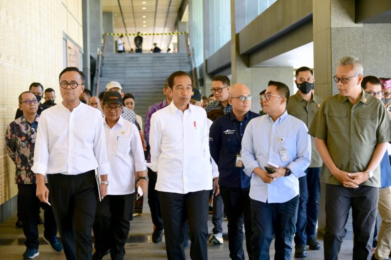 Presiden Jokowi saat meninjau kesiapan sejumlah tempat yang rencananya akan dipergunakan dalam KTT ASEAN ke-42 di Kabupaten Manggarai Barat, Provinsi NTT, Selasa (14/03/2023). (Foto: BPMI Setpres)