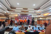 Kapolda Bali, Irjen. Pol. Putu Jayan Danu (kedua dari kiri) dalam jumpa pers di Kantor Kanwil Kemenkumham Bali, Minggu (12/3/2023)