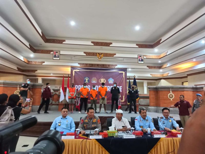 Kapolda Bali, Irjen. Pol. Putu Jayan Danu (kedua dari kiri) dalam jumpa pers di Kantor Kanwil Kemenkumham Bali, Minggu (12/3/2023)