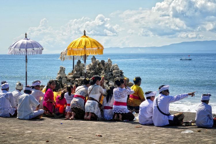 Umat Hindu melaksanakan Upacara Melasti di Pantai Purnama, Bali. (Foto: Shutterstock/banghil).