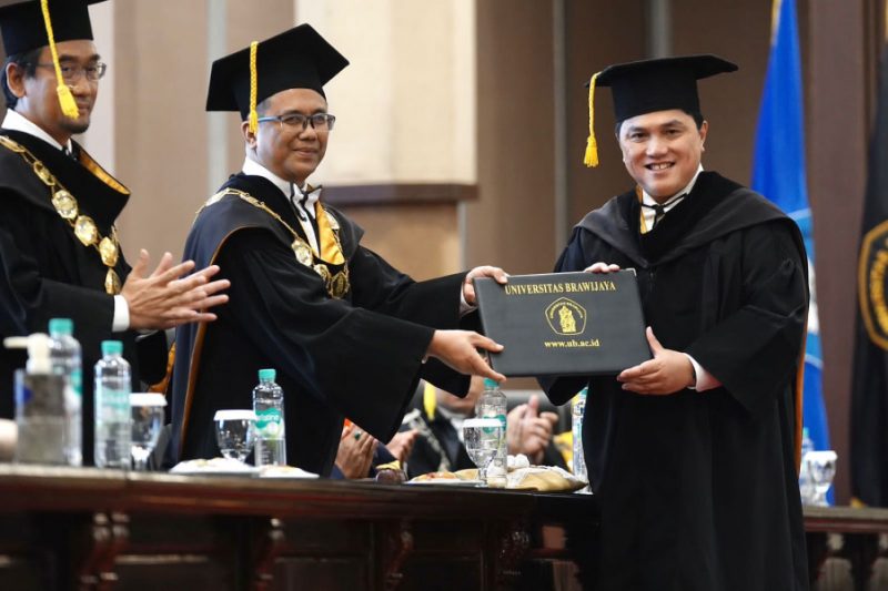 Universitas Brawijaya Malang menganugerahkan gelar Doktor Kehormatan (Honoris Causa) Bidang Manajemen Strategis kepada Menteri BUMN Erick Thohir yang juga Ketua Umum PSSI