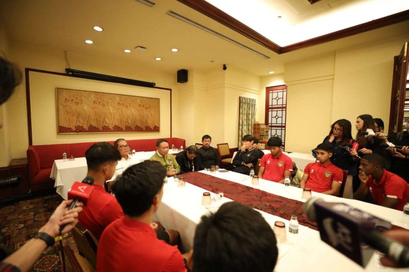 Para pemain Timnas Indonesia U-20 saat menggelar pertemuan dengan perwakilan PSSI dan tim kepelatihan di Hotel Sultan, Senayan pada (30/3/2023). (Foto: PSSI)