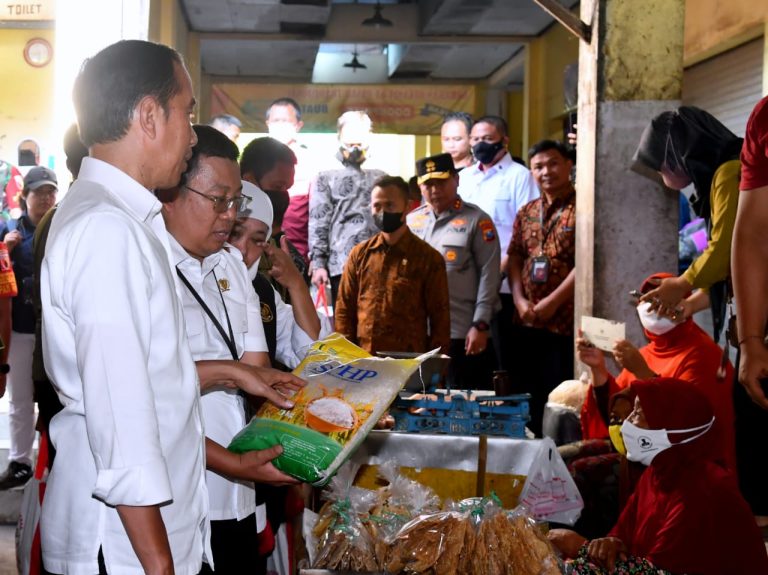 Presiden Jokowi mengunjungi Pasar Beran, Ngawi, Jawa Timur, Sabtu (11/03/2023) pagi. (Foto: BPMI Setpres)