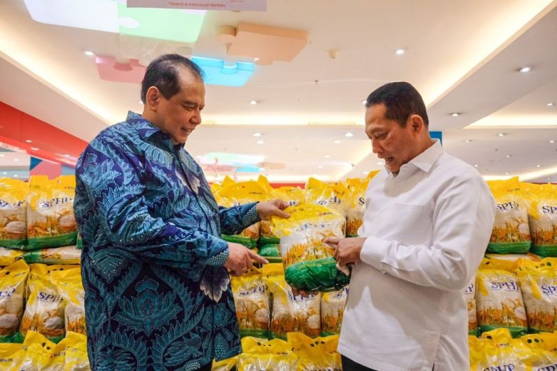 Direktur Utama Perum BULOG, Budi Waseso yang hadir bersama pemilik CT Corp, Chairul Tanjung