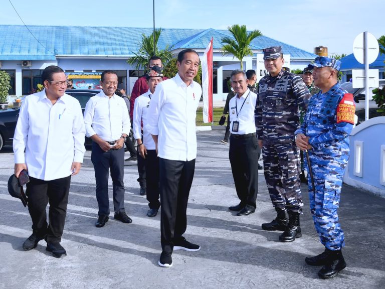 Presiden Jokowi sebelum bertolak menuju Malinau, Kaltara, Rabu (01/03/2023)