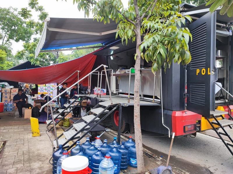 Kapolri Jenderal Listyo Sigit Prabowo menyerahkan bantuan kepada korban kebakaran Depo Pertamina Plumpang, Jakarta Utara (foto: divisi humas Polri)