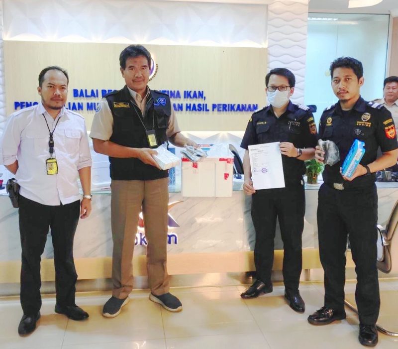 Petugas Bea Cukai Soekarno-Hatta menegah dua upaya pemasukan tujuh belas kemasan daging mentah dari berbagai jenis hewan yang dibawa penumpang luar negeri di terminal 3 Kedatangan Internasional Bandara Internasional Soekarno-Hatta.
