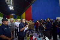 Mendag Zulkifi Hasan bersama Kepala Badan Keamanan Zona Tengah Bakamla, Laksamana Hanarko Djodi Pamungkas, Sekjen Kemendag Suhanto, dan Plt Dirjen Perlindungan Konsumen dan Tertib Niaga Moga Simaptupang memusnahkan pakaian bekas impor senilai Rp 10 miliar, Senin (20/3/2023)