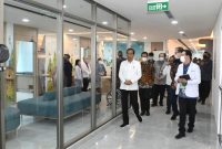 Presiden Jokowi saat meninjau Mayapada Hospital Bandung, Provinsi Jawa Barat, pada Senin (06/03/2023). (Foto: BPMI Setpres)