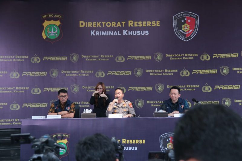 Direktur Reserse Kriminal Khusus Polda Metro Jaya, Kombes Pol Aulia Lubis dalam konferensi pers di Polda Metro Jaya, Jumat (24/3/23)